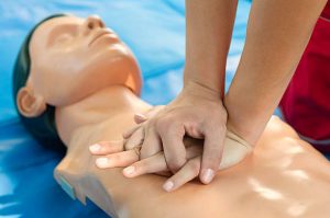 4 Key Steps of First Aid for Emergencies (2023 Guide)